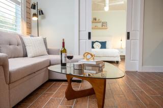 Steps to Beach, Heated Pool, 2 Queen Beds, 2BA - St Pete Beach - 3