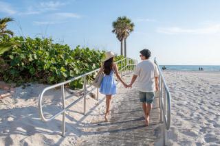 Steps to Beach, Heated Pool, 2 Queen Beds, 2BA - St Pete Beach - 4