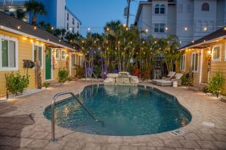 Steps to Beach, Heated Pool, 2 Queen Beds, 2BA - St Pete Beach - 5