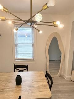 Chic Trendy Two Queen Bedroom House in City of Birmingham MI - Birmingham - 0