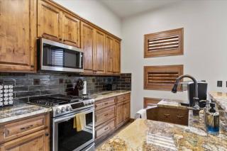Reno Basecamp 2 King Suites, Walk to Food and Fun - Reno - 1
