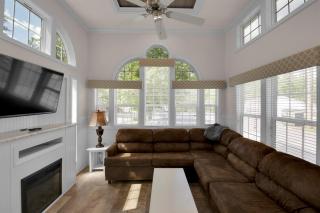 Charming 1BR Cottage with Loft near Dollywood - Pigeon Forge - 2