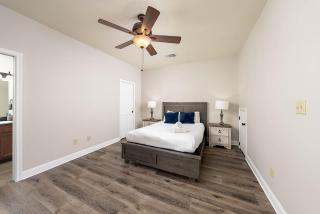 Upstay Stylish 4BR Getaway in Vibrant East Austin - Austin - 9