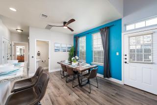 Upstay Stylish 4BR Getaway in Vibrant East Austin - Austin - 8