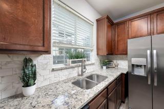 Upstay Stylish 4BR Getaway in Vibrant East Austin - Austin - 2