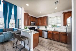 Upstay Stylish 4BR Getaway in Vibrant East Austin - Austin - 1