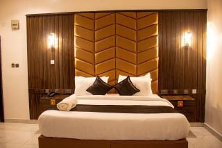 Victorian Bloom Hotel and Resort - - 4