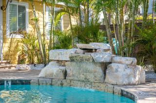 Queen Bed-Step to Madeira Beach-Heated Pool-Private - St Pete Beach - 4