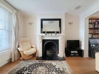 Elegant 4-Story Townhouse Near Victoria Station - 0