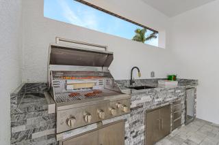 Heated Saltwater Pool & Spa with Outdoor Kitchen - Serenity Retreat - Roelens - Cape Coral - 4