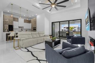 Heated Saltwater Pool & Spa with Outdoor Kitchen - Serenity Retreat - Roelens - Cape Coral - 1