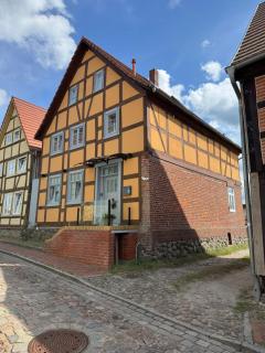 Modernes Stadtwohnen im charmanten Fachwerk, Mindestaufenthalt 3 Tage - Plau am See - 9