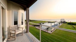 Buxton Slick - Waterfront 2-Bedroom, 2-Bathroom Suite at REAL Watersports - Waves - 1