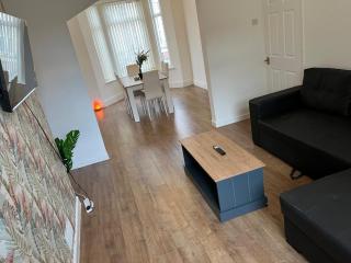 Spacious, Modern 3BR House, LFC, Free Parking - 9