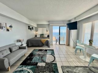 20th Floor Oceanfront Studio, King Bed P2003 - Myrtle Beach - 4