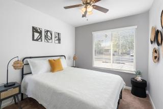 Extravagant MainHome HeatedPool SharedBackyard - Phoenix - 2