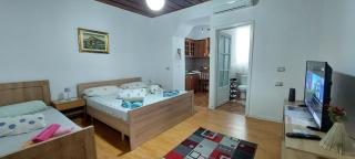 Guest House Flowers - 1