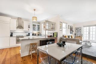 Stylish Kensington Home With Balcony - 6