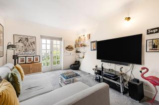 Stylish Kensington Home With Balcony - 7