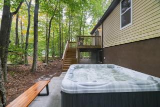 Moshannon Tree-Lined Pocono Retreat w Hot Tub Firepit Pool Table - Pocono Lake - 9