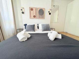 Golden Triangle AC by Melvane - París - 2