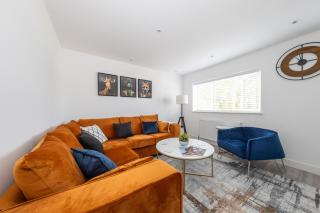 Superb 3 Bed House with 6 Beds Sleeps 8 Free Parking Ideal for contractors - Luton - 0