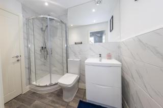 Superb 3 Bed House with 6 Beds Sleeps 8 Free Parking Ideal for contractors - Luton - 3