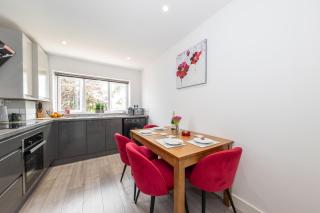 CONTRACTORS FAVOURITE, LUXURY LIVING, LARGE PREMIUM HOUSE, NEWLY BUILT, FREE PARKING FOR UP TO 4 VEHICLES, GREAT ACCESS TO CENTRAL LUTON & THE M1 and A6 - 6