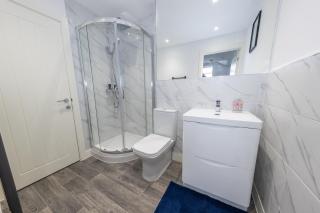 Superb 3 Bed House with 6 Beds Sleeps 8 Free Parking Ideal for contractors - Luton - 2