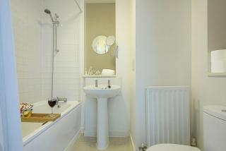 Central MK - Executive Hub Apartment - 2 Bedroom 2 Bathroom - Free Parking, Fast WIFI & Smart TV with Netflix by Yoko Property - 1