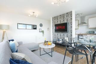 Central MK - Executive Hub Apartment - 2 Bedroom 2 Bathroom - Free Parking, Fast WIFI & Smart TV with Netflix by Yoko Property - Milton Keynes - 9