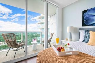 MVR Suite with Poolside Sips and Biscayne Backdrop - Miami - 7