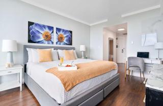 MVR Suite with Poolside Sips and Biscayne Backdrop - Miami - 5