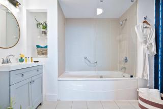 MVR Suite with Poolside Sips and Biscayne Backdrop - Miami - 2