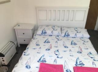 Paignton Seafront 1 Bedroom Garden Apartment with Double bed & Single Bed , Private Car Space , Hotel Reception to Greet & Help you - Paignton - 3