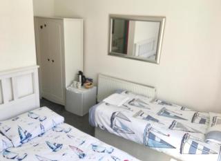 Paignton Seafront 1 Bedroom Garden Apartment with Double bed & Single Bed , Private Car Space , Hotel Reception to Greet & Help you - Paignton - 1
