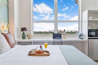 MVR Suite Floor to Ceiling Wow in Every Room - Miami - 6