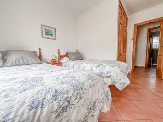 Bright 2-Bedroom Apartment with Private Patio and Communal Roof Terrace in Centr - Nerja - 0