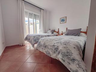 Bright 2-Bedroom Apartment with Private Patio and Communal Roof Terrace in Centr - Nerja - 1