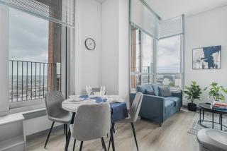 Skyline Views 3BR Duplex Penthouse with Balcony - Brand New - Birmingham - 8