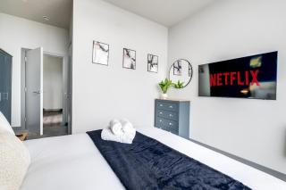 Skyline Views 3BR Duplex Penthouse with Balcony - Brand New - Birmingham - 7