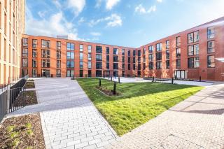 Skyline Views 3BR Duplex Penthouse with Balcony - Brand New - Birmingham - 4