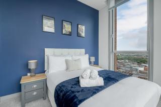 Skyline Views 3BR Duplex Penthouse with Balcony - Brand New - Birmingham - 1