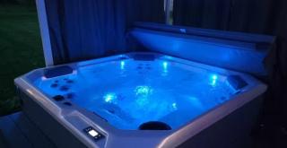 Hot Tub SPA Massage GoldenTee Pinball Near WPAFB Museum - Dayton - 8