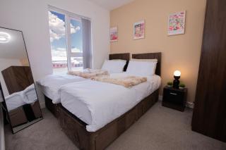 Luxury Three Story Townhouse Free Parking on Drive - 6