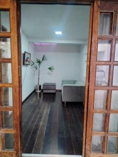 Casa em rua de comércio em Ctba - Curitiba - 9