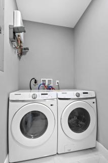 Spacious 4-BR House W Free Parking - 6