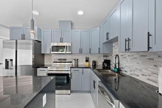Spacious 4-BR House W Free Parking - 4
