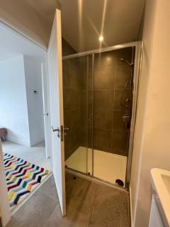 Bedroom in West Sussex with locks,Private Bathroom & Free Parking - Pulborough - 9