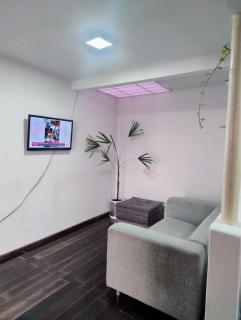 Casa em rua de comércio em Ctba - Curitiba - 7
